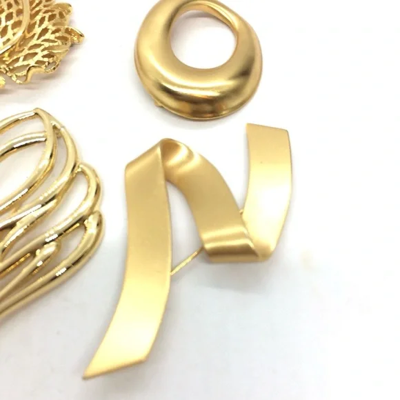 !!SOLD!! VINTAGE BROOCHES LOT OF 5 MONET CROWN TRIFARI GOLD TONE LEAF ABSTRACT - Picture 9 of 14